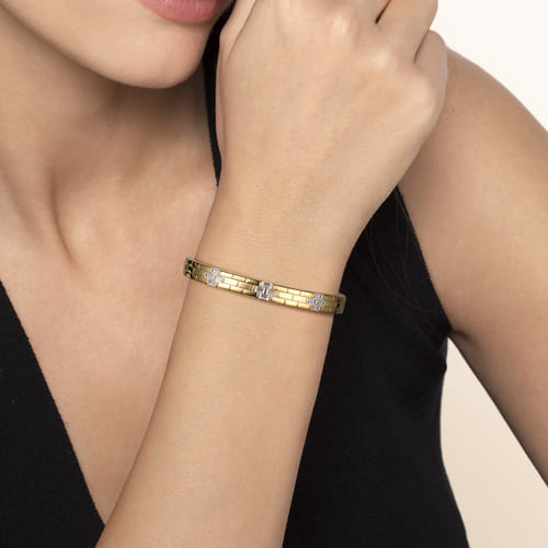 18K Yellow Gold Diamond Station Bangle Bracelet